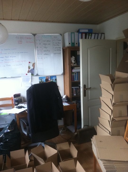 Das erste Büro von jomu voller Kartons