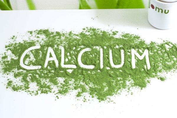 Calcium als Schriftzug in Gerstengras
