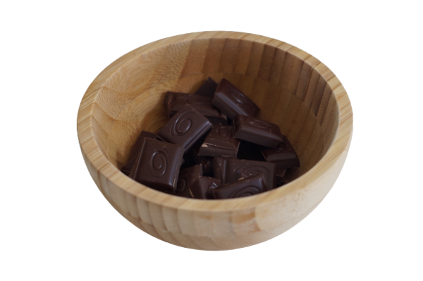 Schokolade in einer Bambusschale