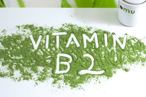 Vitamin B2 auf Gerstengras Pulver geschrieben
